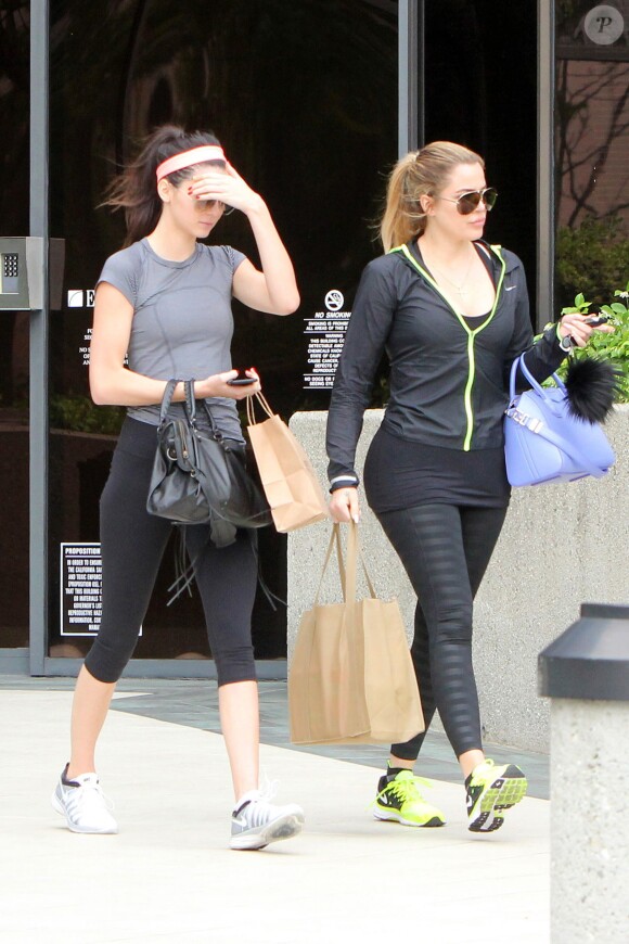 Khloe Kardashian et Kendall Jenner à Santa Monica, le 18 mars 2014, après une intense séance de sport