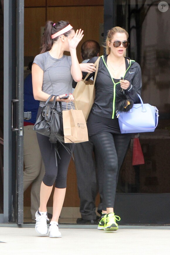 Khloe Kardashian et Kendall Jenner à Santa Monica, le 18 mars 2014, après une intense séance de sport