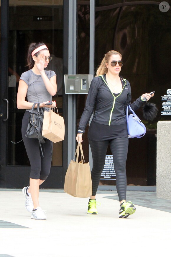 Khloe Kardashian et Kendall Jenner à Santa Monica, le 18 mars 2014, après une intense séance de sport