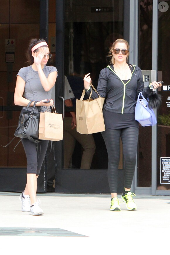 Khloe Kardashian et Kendall Jenner à Santa Monica, le 18 mars 2014, après une intense séance de sport