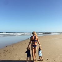 Elsa Pataky : Photo chou avec ses jumeaux à la plage pour leur 1er anniversaire