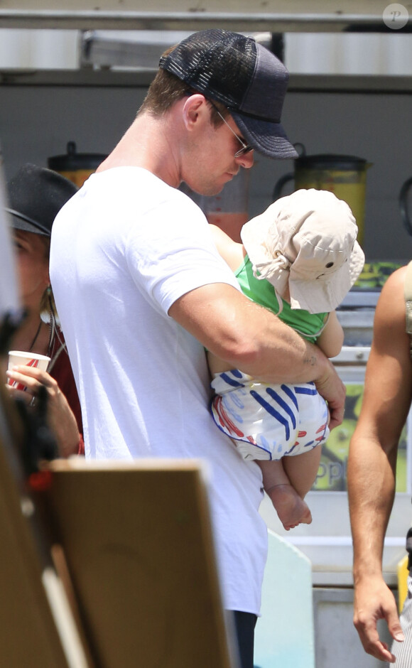 Chris Hemsworth chouchoute ses jumeaux Tristan et Sasha à Byron Bay en Australie le 21 décembre 2014