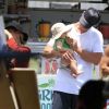 Chris Hemsworth et sa femme Elsa Pataky en famille promenant leurs jumeaux Tristan et Sasha à Byron Bay en Australie le 21 décembre 2014. Dans ses bras musclés, l'un de ses adorables bébés
