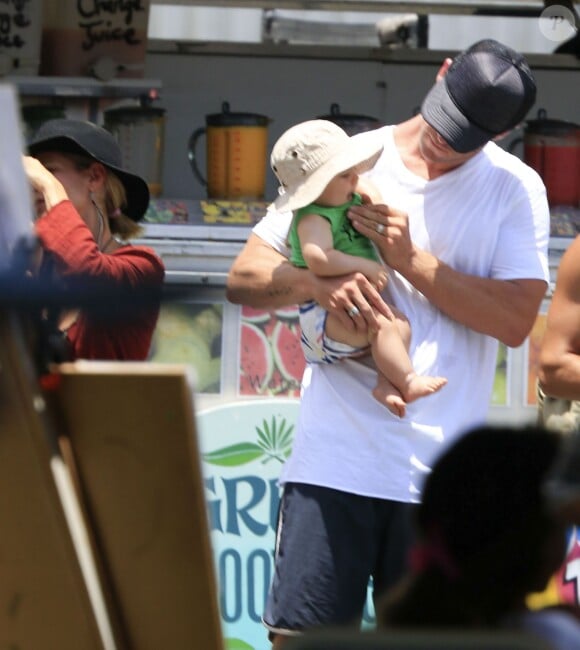 Chris Hemsworth et sa femme Elsa Pataky en famille promenant leurs jumeaux Tristan et Sasha à Byron Bay en Australie le 21 décembre 2014. Dans ses bras musclés, l'un de ses adorables bébés