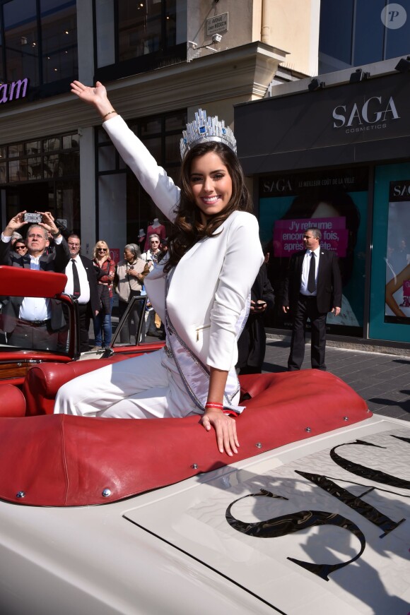 Miss Univers 2014, la belle Paulina Vega a présenté sa ligne de produits de beauté pour les cheveux "Style Illuminate" dans la boutique Saga Cosmetics à Nice, le 19 mars 2015.