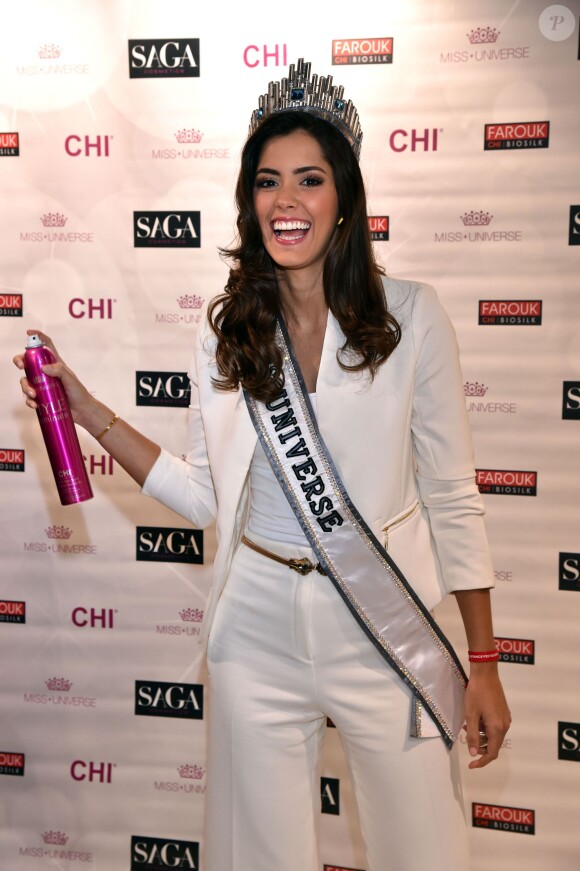 Miss Univers 2014, la colombienne Paulina Vega a présenté sa ligne de produits de beauté pour les cheveux "Style Illuminate" dans la boutique Saga Cosmetics à Nice, le 19 mars 2015.