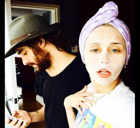 Miley Cyrus a ajouté une photo en compagnie de Thomas Cheynet à son compte Instagram, le 19 mars 2015