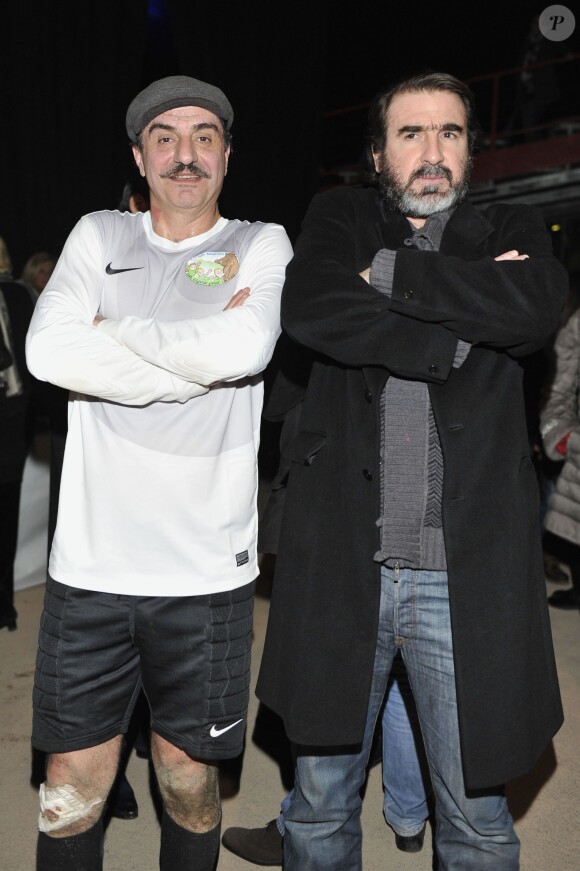 Simon Abkarian, a gauche, et Eric Cantona participent au 3eme Monaco Beach Soccer Show a Monaco le 9 fevrier 2013.