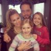 Jason Aldean avec ses deux filles et sa compagne Brittany Kerr lors du Noël 2014