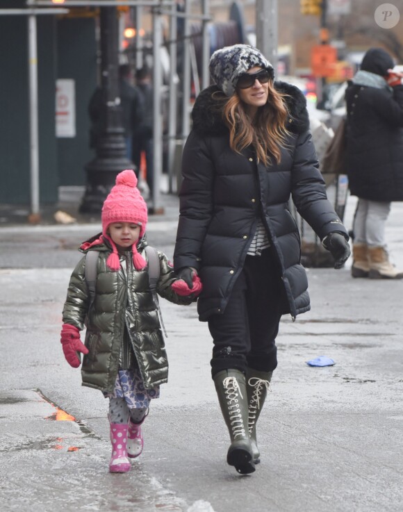 Sarah Jessica Parker accompagne sa fille Tabitha à l'école à New York malgré le temps neigeux. Le 9 février 2015 