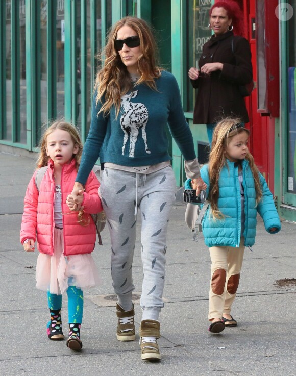 Sarah Jessica Parker et ses jumelles Marion Broderick et Tabitha Broderick sur le chemin de l'école à New York, le 25 novembre 2014. 