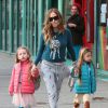 Sarah Jessica Parker et ses jumelles Marion Broderick et Tabitha Broderick sur le chemin de l'école à New York, le 25 novembre 2014.  