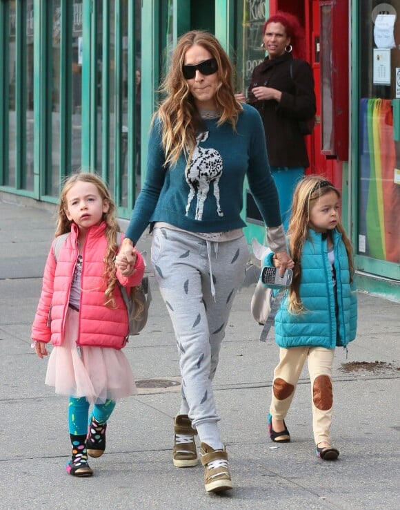 Sarah Jessica Parker et ses jumelles Marion Broderick et Tabitha Broderick sur le chemin de l'école à New York, le 25 novembre 2014.  