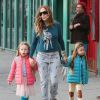 Sarah Jessica Parker et ses jumelles Marion Broderick et Tabitha Broderick sur le chemin de l'école à New York, le 25 novembre 2014. 