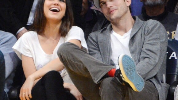 Mila Kunis et Ashton Kutcher mariés : La star montre sa bague !