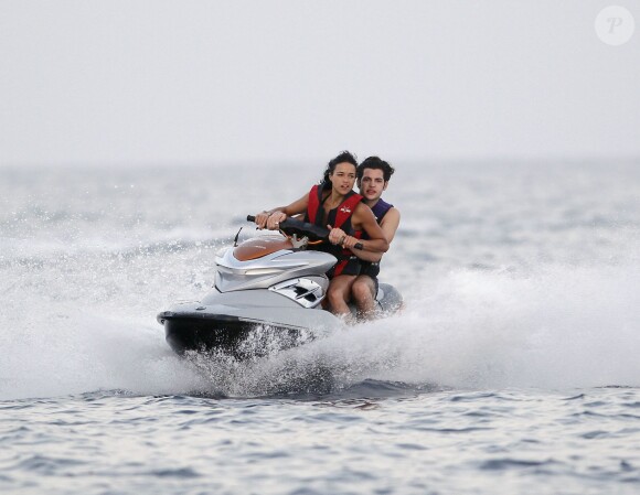 Michelle Rodriguez fait du jet ski et des plongeons depuis le yacht pendant ses vacances avec des amis à Ibiza, le 2 août 2014. 
