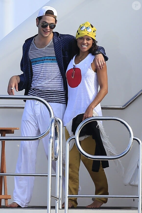 Michelle Rodriguez et Zac Efron sont avec des amis en vacances à Ibiza, le 2 août 2014. 