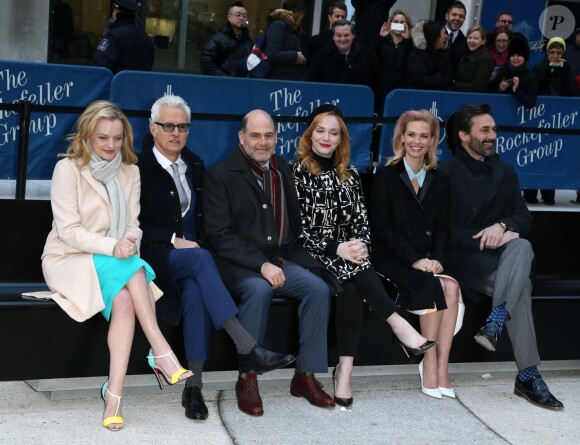 Elisabeth Moss, Jon Hamm, January Jones, Christina Hendricks, John Slattery, Matthew Weiner lors du dévoilement de l'installation "Mad Men" à New York, le 23 mars 2015.