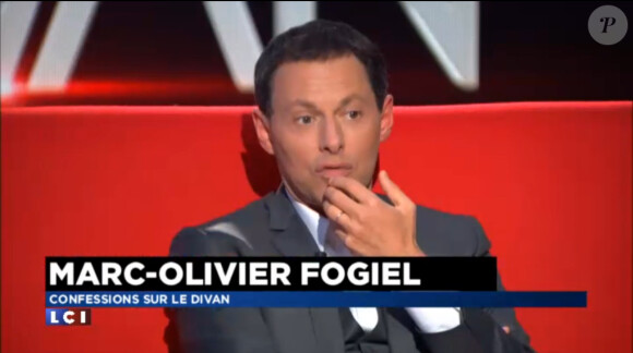 Le journaliste Marc-Olivier Fogiel dans le divan de sa propre émission, pour un entretien accordé à la Médiasphère sur LCI, dans l'émission diffusée le vendredi 27 mars 2015 à 16h10.