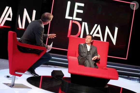 Exclusif - Face à Julien Arnaud, Marc-Olivier Fogiel a pris la place de ses invités dans le fameux fauteuil rouge de son émission Le Divan, à Paris le 13 mars 2015.
