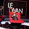 Exclusif - Face à Julien Arnaud, Marc-Olivier Fogiel a pris la place de ses invités dans le fameux fauteuil rouge de son émission Le Divan, à Paris le 13 mars 2015.