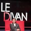 Exclusif - Marc-Olivier Fogiel a pris la place de ses invités dans le fameux fauteuil rouge de son émission Le Divan, à Paris le 13 mars 2015.