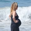 Exclusif - Molly Sims enceinte se promène sur la plage avec une amie à Los Angeles, le 20 mars 2015. 