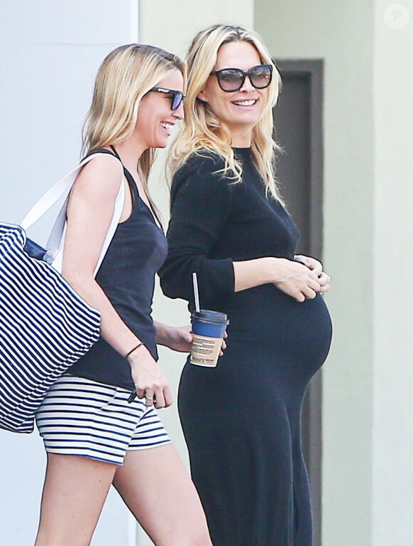 Exclusif - Molly Sims enceinte se promène sur la plage avec une amie à Los Angeles, le 20 mars 2015. 