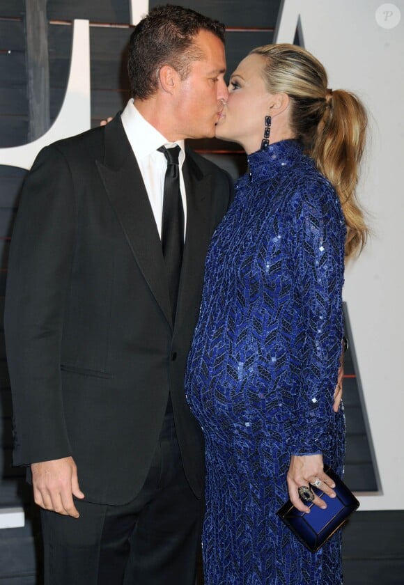 Molly Sims enceinte et son mari Scott Stuber à la soirée "Vanity Fair Oscar Party" à Hollywood, le 23 février 2015.