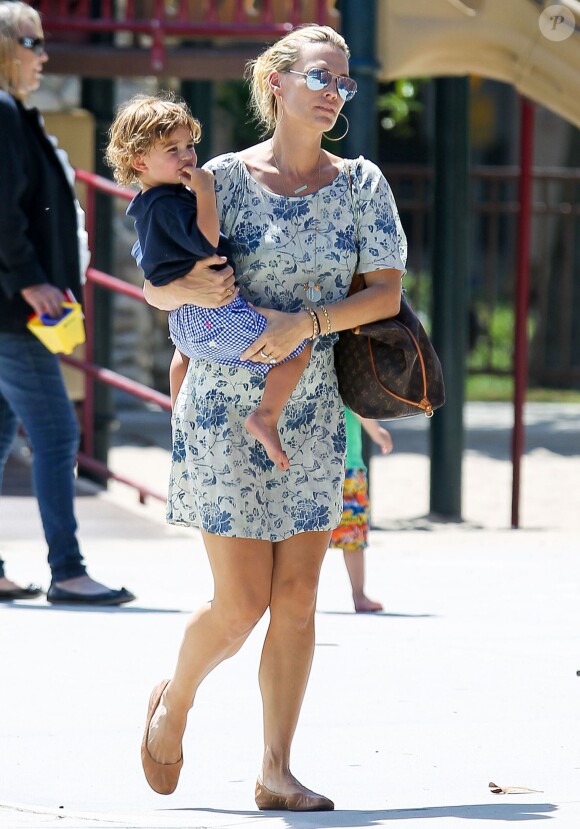 Molly Sims et son fils Brooks ont passé leur après-midi à jouer au parc Coldwater à Beverly Hills. Le 7 septembre 2014