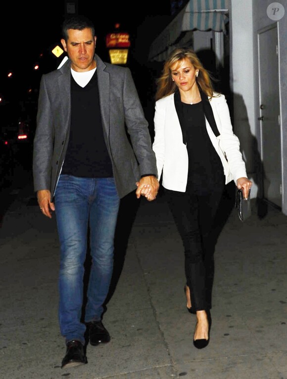 Reese Witherspoon et son mari se promènent, main dans la main, dans les rues de Los Angeles, le 27 février 2015 