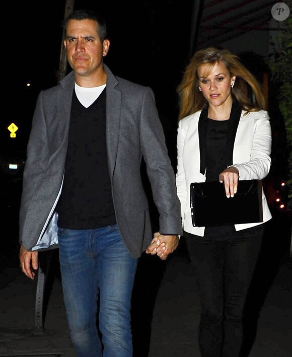 Reese Witherspoon et son mari se promènent, main dans la main, dans les rues de Los Angeles, le 27 février 2015 