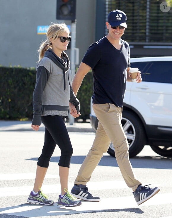 Reese Witherspoon et son mari Jim Toth vont prendre le petit-déjeuner à Santa Monica, le 13 février 2015. 