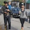 Reese Witherspoon, son mari Jim Toth et leur fils Tennessee se promènent dans les rues de Los Angeles après avoir été au Starbucks le 6 février 2015 