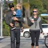 Reese Witherspoon, son mari Jim Toth et leur fils Tennessee se promènent dans les rues de Los Angeles après avoir été au Starbucks le 6 février 2015  