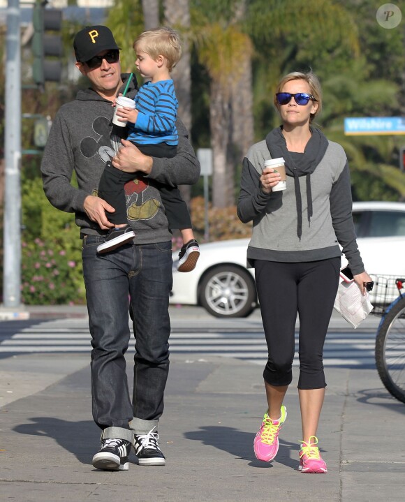 Reese Witherspoon, son mari Jim Toth et leur fils Tennessee se promènent dans les rues de Los Angeles après avoir été au Starbucks le 6 février 2015  