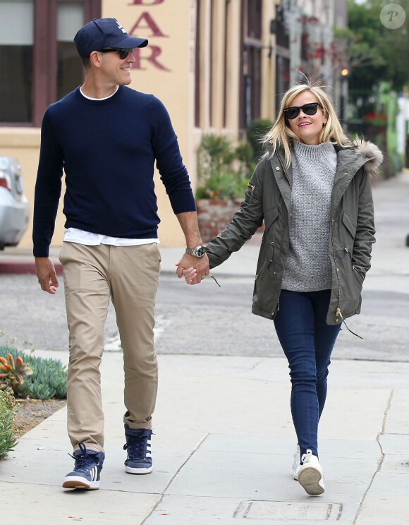 Reese Witherspoon et son mari Jim Toth se baladent, main dans la main, à Venice en Californie, le 10 janvier 2015