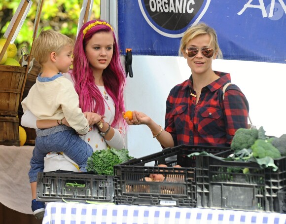 Reese Witherspoon, sa fille Ava Phillippe (les cheveux teints en rose), son mari Jim Toth et leur fils Tennessee au Farmer's Market à Los Angeles, le 23 novembre 2014. 