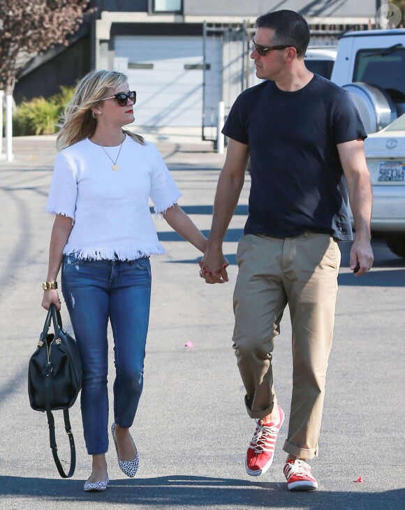 Exclusif - Reese Witherspoon (sac Lanvin Trilogy) et son mari Jim Toth vont déjeuner en amoureux à Santa Monica, le 25 octobre 2014 