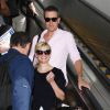 Reese Witherspoon et son mari Jim Toth arrivent à l'aéroport de Los Angeles en provenance de Toronto, le 9 septembre 2014 