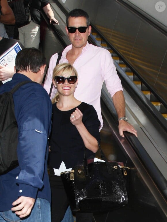 Reese Witherspoon et son mari Jim Toth arrivent à l'aéroport de Los Angeles en provenance de Toronto, le 9 septembre 2014 
