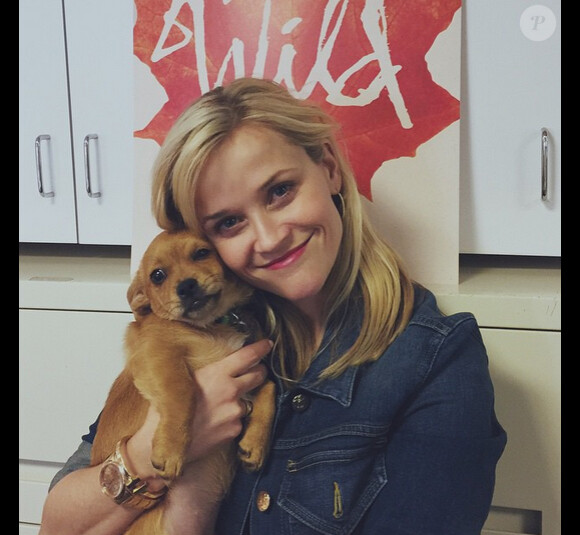 Reese Witherspoon et le petit chien Penny Lou, le 20 mars 2015