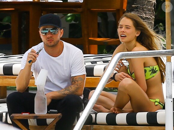 Ryan Phillippe et sa petite amie Paulina Slagter en vacances au bord de la piscine à Miami le 11 juin 2014. 