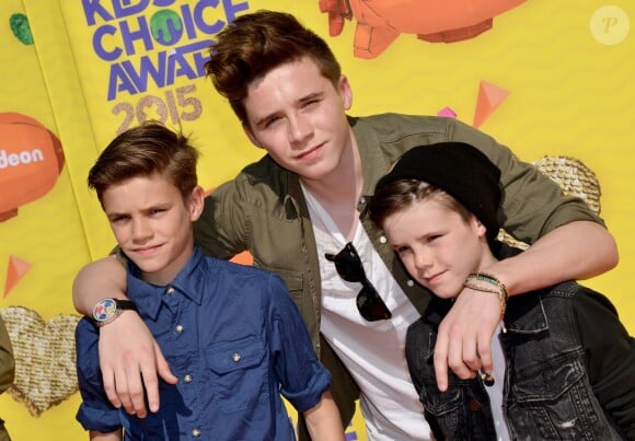 Brooklyn Beckham et ses deux petits frères Romeo (à gauche) et Cruz (à droite) assistent à la 28e édition des Kids Choice Awards, au Forum. Inglewood, Los Angeles, le 28 mars 2015.