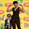 David Daniel Otunga, Jr. et sa mère Jennifer Hudson assistent à la 28e édition des Kids Choice Awards, au Forum. Inglewood, Los Angeles, le 28 mars 2015.