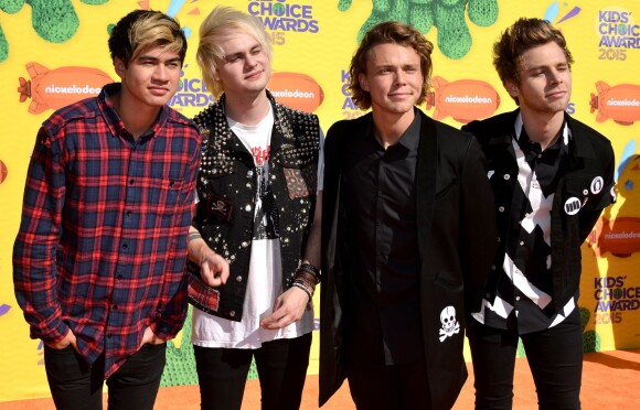 Le groupe 5 Seconds of Summer assiste à la 28e édition des Kids Choice Awards, au Forum. Inglewood, Los Angeles, le 28 mars 2015.
