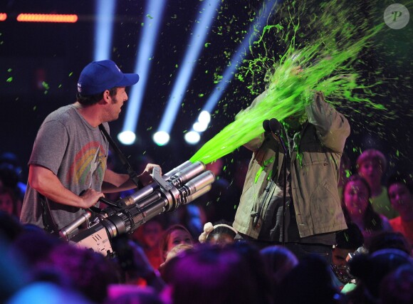 Adam Sandler et Josh Gad lors des 28e Kids Choice Awards, au Forum. Inglewood, Los Angeles, le 28 mars 2015.