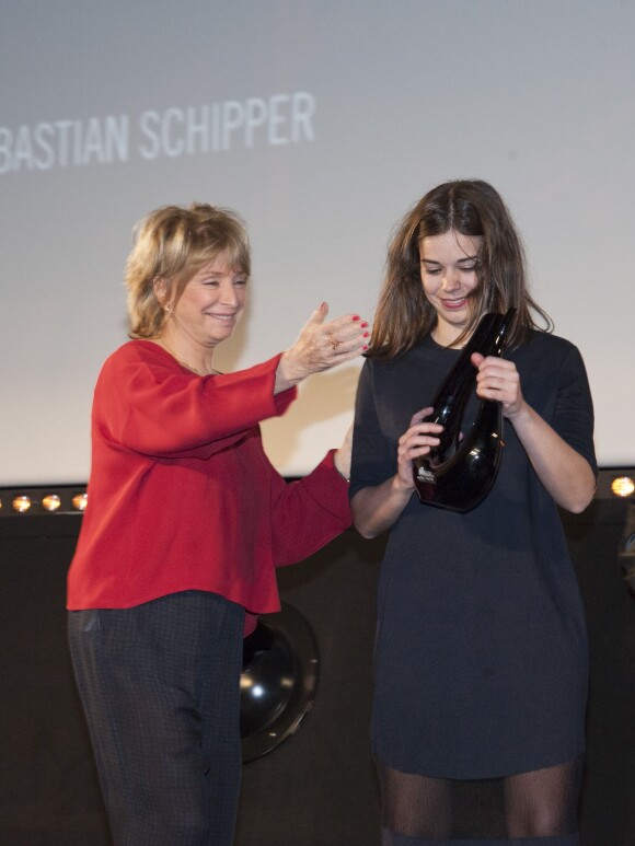 Danièle Thompson remet le prix à Laia Costa - Cérémonie de Clôture du 7ème Festival International du Film Policier à Beaune le 28 mars 2015