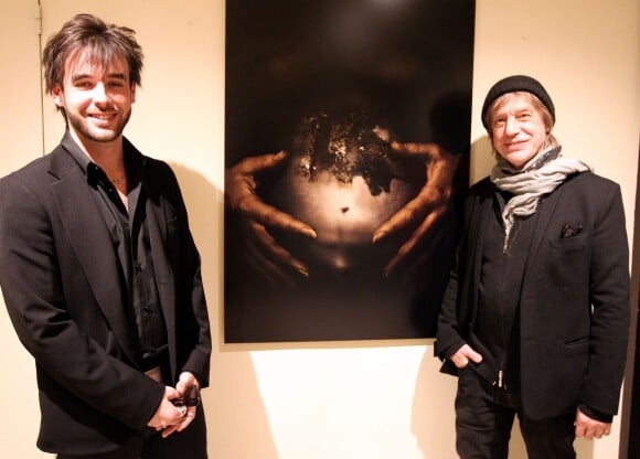 Jean-Louis Aubert avec son fils Arthur au vernissage de l'exposition de celui-ci à l'hôtel Majestic à Cannes le 19 mars 2015
