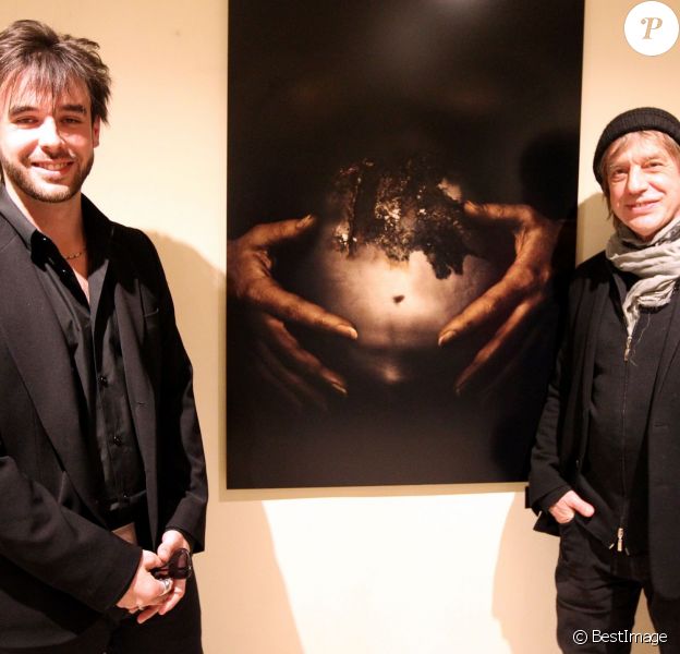 Jean-Louis Aubert avec son fils Arthur au vernissage de l'exposition de celui-ci à l'hôtel Majestic à Cannes le 19 mars 2015